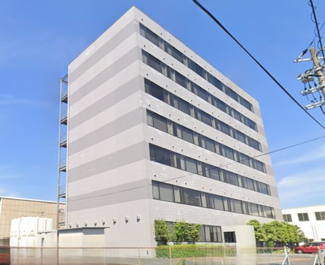 滋賀県栗東市下鈎にある7階建てオフィスビルの外観