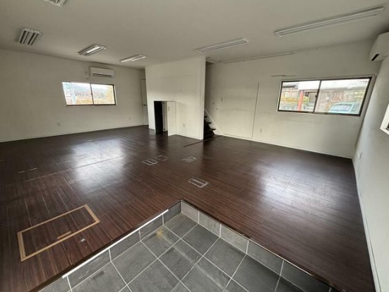 滋賀県湖南市 大型トラック進入可・大型車庫付 事務所・倉庫・貸土地テナント