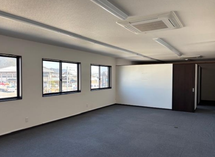 滋賀県栗東市 幹線道路沿い 2階 約25坪 貸店舗事務所 テナント 専用駐車場2台 共用駐車場有